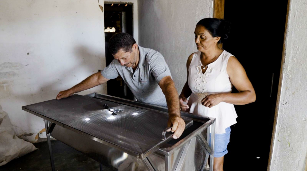 Seu Rosalvo e Dona Maria José no beneficiamento do mel, 2021.